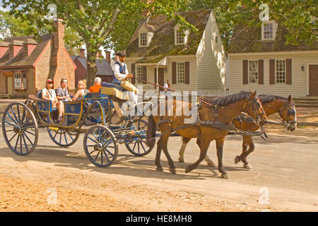 Koloniale Kutscher fahren ein Pferd ertränken Beförderung innerhalb der historischen colonial Williamsburg Virginia Street. Stockfoto