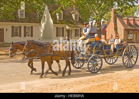 Koloniale Kutscher fahren ein Pferd ertränken Beförderung innerhalb der historischen colonial Williamsburg Virginia Street. Stockfoto