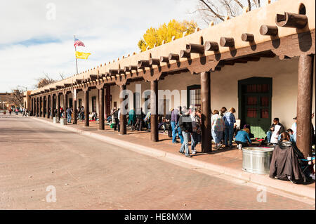 Straßenhändler und Touristen in den Palast des Präsidenten auf der Plaza Santa Fe, New Mexico. Stockfoto