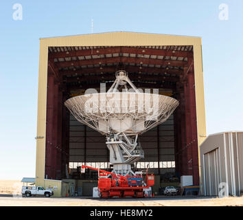 Very Large Array Hangar mit einem Radioteleskop, das repariert/gewartet wird, New Mexico, NM, USA, Amerika Stockfoto