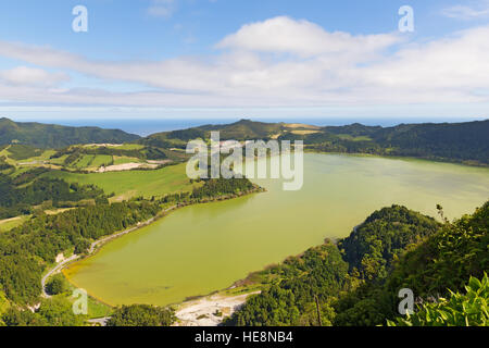 Blick auf den See Lagoa Das Furnas in der Nähe von Furnas, Sao Miguel, Azoren, Portugal. Stockfoto