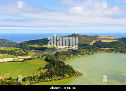 Luftbild auf Lagoa Das Furnas Landschaft auf Sao Miguel Island, Portugal. Stockfoto