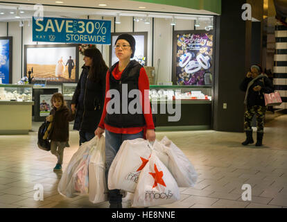 Massen von Last-Minute-Shopper pack der Queens Center Mall im Stadtteil Queens in New York auf dem so genannten Super Samstag, 17. Dezember 2016. Weil Weihnachten und Chanukka am Samstag diesen Herbst war die letzte volle Tag Samstag vor dem Urlaub einkaufen.  (© Richard B. Levine) Stockfoto