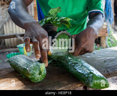 Cassava leafs Beeing gehackt auf Markt in Kabala, Sierra Leone Stockfoto
