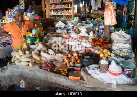Gewürze und andere Lebensmittel auf dem Markt in Kabala, Sierra Leone. Wie alle Lebensmittel werden Gewürze in Sierra Leone in kleinen Portionen verkauft. Inländische Lagerbestände sind nicht üblich Stockfoto