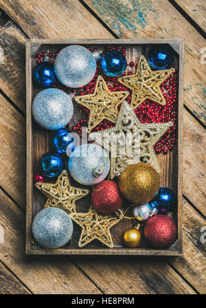 Weihnachtsbaum Spielzeug Sterne, Kugeln und Garland in Holzkiste Stockfoto