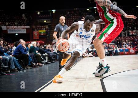 Assago, Italien. 18. Dezember 2016. Milano, Italien 18. Dezember 2016 Durand Scott (#2 Enel Brindisi) fährt in den Korb während des Spiels der italienischen Basketball-Liga LegaBasket A zwischen EA7 Emporio Armani Mailand Vs Enel Brindisi im Mediolanum Forum. © Roberto Finizio/Pacific Press/Alamy Live-Nachrichten Stockfoto