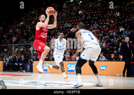 Assago, Italien. 18. Dezember 2016. Milano, Italien 18. Dezember 2016 Mantas Kalnietis (#9 EA7 Emporio Armani Milano) schießt einen Lay während des Spiels der italienischen Basketball-Liga LegaBasket A zwischen EA7 Emporio Armani Mailand Vs Enel Brindisi im Mediolanum Forum. © Roberto Finizio/Pacific Press/Alamy Live-Nachrichten Stockfoto