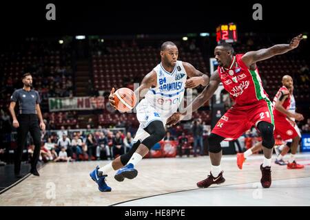 Assago, Italien. 18. Dezember 2016. Milano, Italien 18. Dezember 2016 Amath MÕBaye (#24 Enel Brindisi) fährt in den Korb während des Spiels der italienischen Basketball-Liga LegaBasket A zwischen EA7 Emporio Armani Mailand Vs Enel Brindisi im Mediolanum Forum. © Roberto Finizio/Pacific Press/Alamy Live-Nachrichten Stockfoto