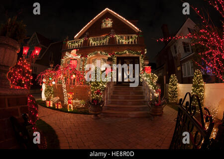 Brooklyn, New York Usa. 19. Dezember 2015. Weihnachtsschmuck mit Krippenspiel auf Straßen von Dyker Heights Nachbarschaft in Brooklyn © Lev Radin/Pacific Press/Alamy Live News Stockfoto