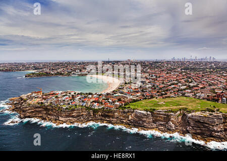 Luftaufnahme von Sydney Bondi Beach und östlichen Vororten Klippen in Richtung Stadt CBD von Hubschrauber an sonnigen Sommertag. Stockfoto