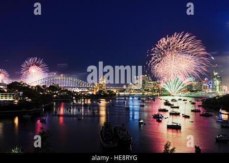 Sydney Sehenswürdigkeiten Stadtpanorama von Waverton erhöhten Park am Silvester Feuerwerk, wenn helle Lichtkugeln Harbour Bridge, Wolkenkratzer zu beleuchten und zu tun Stockfoto