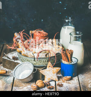 Weihnachten festlich Lebkuchen in Vintage Tablett, Milch in Flaschen Stockfoto