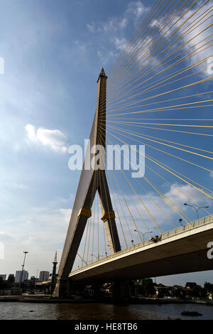 Die Rama-VIII-Brücke ist eine Kabel-gebliebene Brücke überquert den Fluss Chao Phraya in Bangkok, Thailand Stockfoto