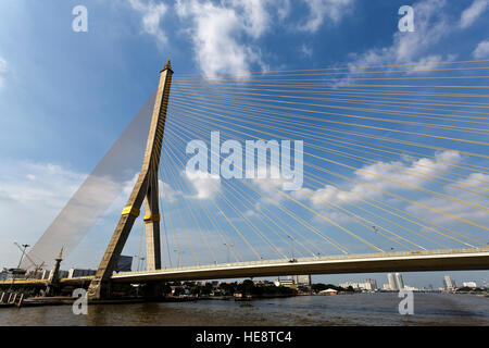 Die Rama-VIII-Brücke ist eine Kabel-gebliebene Brücke überquert den Fluss Chao Phraya in Bangkok, Thailand Stockfoto