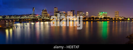 Portland City Skyline bei Nacht. Oregon Stockfoto