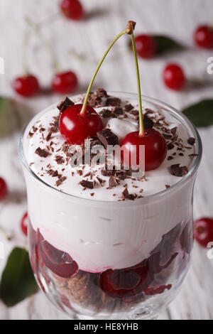 Schwarzwälder Kirsch-Dessert im Glas auf den Tisch-Makro. vertikale Stockfoto