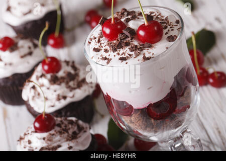 Leckeren Schwarzwälder Kirsch-Dessert in einem Glas-Makro. horizontale Stockfoto