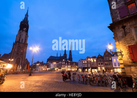 Europa, Niederlande, Delft, den Marktplatz mit der Nieuwe Kerk (neue Kirche) und Maria van Jessekerk (Maria van Jesse Kirche). Stockfoto