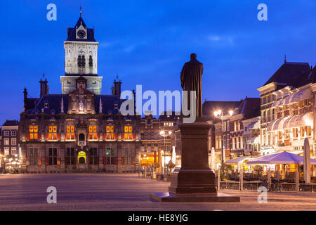 Europa, Niederlande, Zuid-Holland, Delft, das alte Rathaus am Markt, Hugo Grotius Denkmal Stockfoto