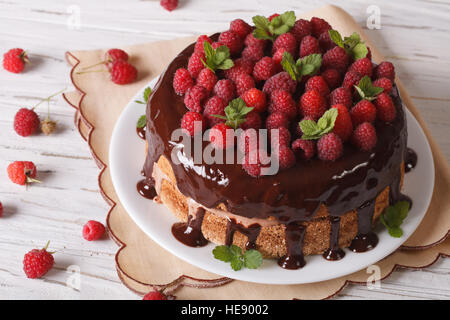 Biskuitteig mit Schokolade und frischen Himbeeren Nahaufnahme auf dem Tisch. horizontale Stockfoto