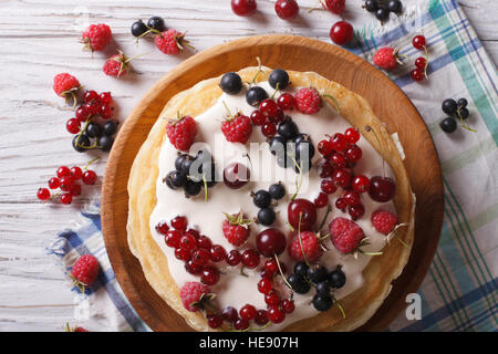 Crepe mit Himbeere, Johannisbeere und Kirsche Nahaufnahme. horizontale Ansicht von oben Stockfoto