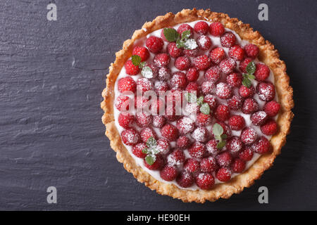 Torte mit frischen Himbeeren und Minze auf einem Tisch. horizontale Ansicht von oben Stockfoto