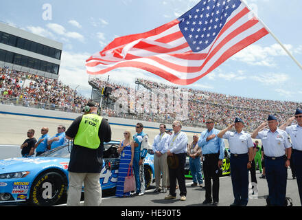 Mitglieder der 314th Recruiting Squadron nahmen als ehrenamtliche Boxenbesatzung Teil und begrüßten während der Nationalhymne bei der Eröffnungszeremonie der NASCAR Sprint Cup Series FedEx 400 am 2. Juni 2013 auf dem Dover International Speedway, unterstützt von Militärangehörigen der Dover Air Force Base und der umliegenden Einheiten. Stockfoto