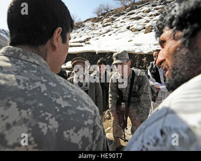 Kapitän Patrick Kolesiak Gespräche mit Dorfbewohnern über Energiefragen in Afghanistan im Panjshir, Afghanistan. Captain Kolesiak ist das Panjshir Provincial Reconstruction Team Lead Bauingenieur. Staff Sgt. James L. Harper Jr.) Stockfoto