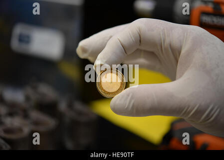Ein Mitglied der 88th Civil Engineer Group demonstriert am 8. September 2016 die Handhabung einer versiegelten radioaktiven Quelle mit 250 Mikrocuries Americium-241 auf der Wright-Patterson Air Force Base, Ohio, die bei Recycling- und Entsorgungsbetrieben verwendet wird. Stockfoto