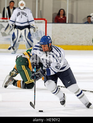 Während einer Ausstellung Hockeyspiel Okt 5 packt US Air Force Academy Sophomore weiterleiten Jacques Lamoureux den Puck in der Akademie Cadet Ice Arena in Colorado.  Die Falcons Tore zwei Machtspiel in die endgültige 02:12 des Spiels, der University of Alberta 3: 1 besiegte.  Mike Kaplan) Stockfoto