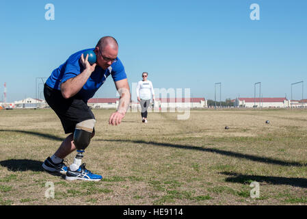 US Air Force erholt Service Mitglieder nehmen an Leichtathletik-Übungen während der Air Force Verwundeten Krieger Adaptive Sport und Überholung Camp, Randolph High School, gemeinsame Basis San Antonio-Randolph, 20. Januar 2015. Mehr als 80 Luftwaffe erholt Service Mitglieder von auf der ganzen Nation nahmen an der einwöchigen adaptive Sport-Camp. Für viele der Konkurrenten ist dies die erste Fortbildungsveranstaltung vor Teilnahme an der 2015 Luftwaffe Studien folgten die Krieger Spiele Mitte 2015.  Senior Airman Westin Warburton / veröffentlicht) Stockfoto