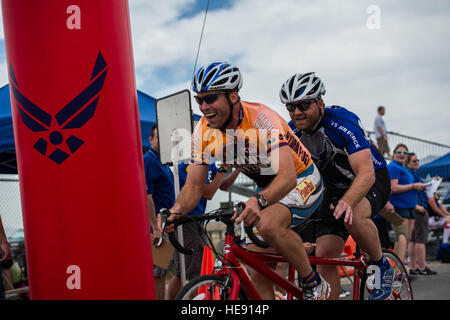 Fahren Sie Generalmajor James Bales (links), Air Force Verwundeten Krieger Cheftrainer und Wes Glisson, Air Force Verwundeten Krieger Athlet, in einem Bike Wettbewerb während der Air Force Verwundeten Krieger Versuche auf Nellis Air Force Base, Nevada, 9. April 2014. Die Verwundeten Krieger Luftwaffe Studien ist ein Sport-Event zur Förderung der geistige und körperliche Wohlbefinden ernsthaft Kranke und verletzte Kriegsveteranen. Mehr als 130 verletzte Soldaten und Frauen aus dem ganzen Land um einen Platz auf der US Air Force Verwundeten Krieger Team 2014 abzuschließen. Senior Airman Cory D. Payne) Stockfoto