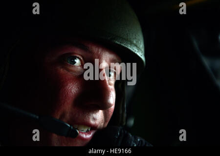 US Army Spc. Brandon Hagedorn, hochmobile Artillerie Raketen System (HIMARS) Kanonier mit der 82. US-Luftlandedivision erhält Anweisungen für eine HIMARS Steuern vor dem Laden in ein Flugzeug der Royal Air Force C-130J Hercules während Smaragd Warrior 2013 in Hurlburt Field, Florida, 29. April 2013. Smaragd Warrior ist eine jährliche zweiwöchige Gelenk/kombinierter taktische Übung gesponsert von U.S. Special Operations Command entwickelt, um nutzen, Erfahrungen aus dem operativen Geschäft des Irak und Enduring Freedom Kampfkommandanten ausgebildet und bereit Kräfte zukommen.  Staff Sgt Vernon junge Jr., US Air F Stockfoto