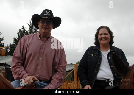 US Air Force Colonel Rick Moore und seine Frau verbringen einige Zeit auf Pferd zurück auf Rainier Ranch während Air Mobility Command Rodeo 2011 McChord Air Force Base am 17. Juli 2011. Rodeo ist der US Air Force und Air Mobility Command führende internationale Kampffähigkeiten und Operationen Flugwettbewerb zu entwickeln und zu verbessern Techniken, Verfahren und Interoperabilität, während internationale Mobilitätspartnerschaften Optimierung und Verbesserung der Mobilität Operationen ausgelegt.  Staff Sgt Jared Becker Stockfoto