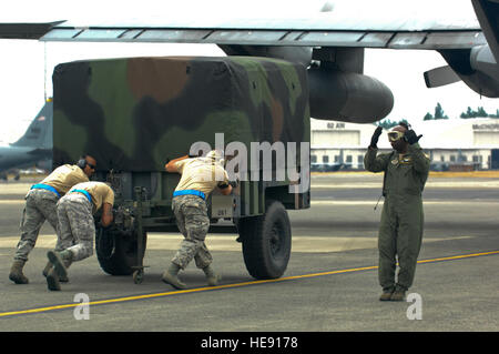 US-Flieger aus der 374th Airlift Wing, Yokota Air Base, Japan, laden einen Anhänger auf eine c-130 Hercules während der Motor läuft auf / auslagern Wettbewerbsarten Air Mobility Rodeo 2011, Joint Base Lewis-McChord, Washington, am 25. Juli 2011 gehört. Die ERO ist ein zeitgesteuertes Ereignis soll simulieren und beschleunigen auf / Ausladen der Fracht in Kriegszeiten Umgebung mit ein fünfköpfiges Team. Rodeo ist der US Air Force und AMC führenden internationale Kampffähigkeiten und Operationen Wettbewerb fliegen zu entwickeln und zu verbessern Techniken, Verfahren und Interoperabilität, bei gleichzeitiger Optimierung internation Stockfoto