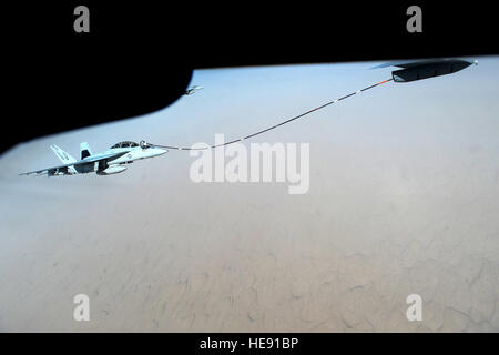 Ein US-Navy F/A-18 Super Hornet nimmt Kontakt mit dem Multi-Point Betankung System auf einem KC-135 Stratotanker am Himmel Afghanistans während einer Luft tanken Mission Operation Enduring Freedom, 12. Mai 2011 zu unterstützen.  Master Sergeant William Greer) Stockfoto