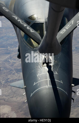 Eine KC-135 Stratotanker betankt einen B-1B Lancer in der Luft vor den Koalitionsstreiks in Syrien am 27. September 2014, um Luftmissionen zu unterstützen, die auf ISIL-Stellungen zielen und die Einsatzfähigkeit zu verbessern. Stockfoto