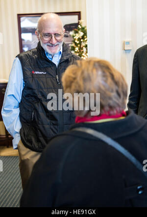 Alan Gross umfasst ein Gefolge von Familie und Freunden, die seine Rückkehr aus fünf Jahren der Gefangenschaft in Kuba gemeinsame Basis Andrews, Maryland, 17. Dezember 2014 warteten. Brutto-kam mit seiner Frau und andere, und wurde bald von Außenminister John Kerry begrüßt.  Master Sergeant Kevin Wallace / mit Zustimmung von Jill Zuckman) Stockfoto