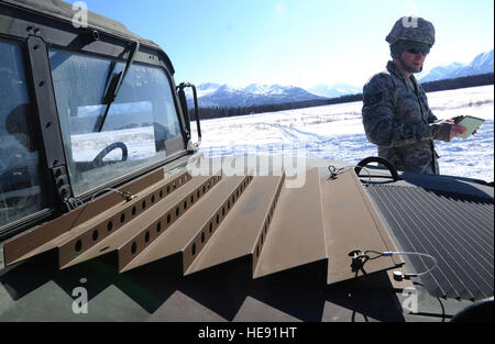 GEMEINSAME Basis ELMENDORF-RICHARDSON, Alaska--Air Force Staff Sgt Bryant LaMay zugewiesen 1. Wetter Staffel wartet auf ca. 60 Fallschirmjäger zugewiesen US Army Alaska 425 Brigade spezielle Truppen Bataillon von einem c-17 Flugzeuge, Mittwoch, 17. April 2013 zu springen.  Die Fallschirmjäger der 4th Brigade Combat Team (Airborne) 25. Infanterie-Division vor kurzem nach der Bereitstellung RESET abgeschlossen und sind den Übergang der Brigade zur Übernahme Teil der schnelle Reaktion Kraft Mission für das Pacific Theater. Justin Connaher) Stockfoto