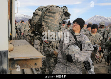 US Army Spc. Andre Selivanov, gebürtig aus Sacramento, Kalifornien, zugeordnet der 1st Squadron (Airborne), 40. Kavallerie-Regiment, lädt seinen Rucksack auf einen LKW während der Vorbereitung für eine Nachtsprung auf gemeinsamer Basis Elmendorf-Richardson, Alaska, 31. März 2016. Seliwanow und die Soldaten des 4th Brigade Combat Team (Airborne), 25. Infanterie-Division, der einzige amerikanische airborne Brigade im Pazifik gehören und sind darauf trainiert, in der Luft Manöver in extrem kalten Wetter/Höhen-Umgebungen zur Unterstützung des Kampfes, Partnerschaft und Katastropheneinsätzen ausführen. Alejandro Pena) Stockfoto