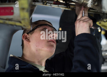 Alaska Air National Guard Flieger 1. Klasse Kyle Bartlett, einem Luft-und Antriebstechnik-Mechaniker zur 176. Maintenance Squadron versetzt, inspiziert einen HC-130 Hercules-Motor bei Joint Base Elmendorf-Richardson, Alaska, 16. November 2016. Die HC-130 Hercules durchläuft eine zeitgleich unterzogen, um sicherzustellen, dass das Flugzeug sicher und bleibt mission bereit. Alejandro Pena) Stockfoto