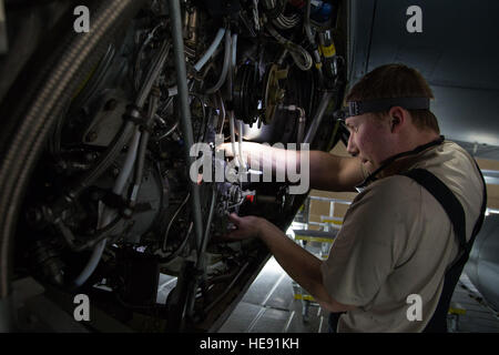 Alaska Air National Guard Flieger 1. Klasse Mac Spurlock, einem Luft-und Antriebstechnik-Mechaniker zur 176. Maintenance Squadron versetzt, inspiziert einen HC-130 Hercules-Motor bei Joint Base Elmendorf-Richardson, Alaska, 16. November 2016. Die HC-130 Hercules durchläuft eine zeitgleich unterzogen, um sicherzustellen, dass das Flugzeug sicher und bleibt mission bereit. Alejandro Pena) Stockfoto