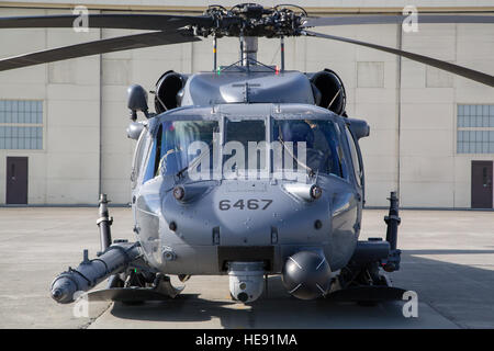 Alaska Air National Guard Generalmajor Keenan Zerkel und Kapitän Joshua Lester, bereiten Piloten zur 210th Rescue Squadron versetzt, einen HH - 60 G Pave Hawk-Hubschrauber zu starten, während der Durchführung Flugbetrieb auf gemeinsamer Basis Elmendorf-Richardson, Alaska, 23. Juli 2015. 210th Rescue Squadron bietet neben Schulungen für Kriegszeiten Bekämpfung Such- und Rettungsmissionen Rettungsdienste für die Bürger von Alaska.  Alejandro Pena) Stockfoto