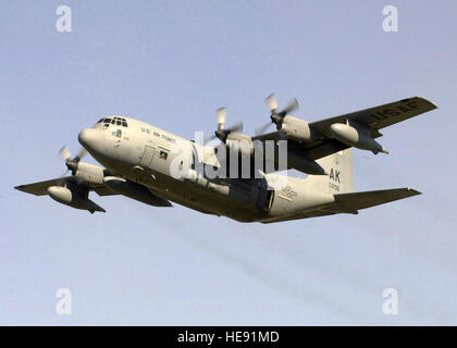 Ein Alaska Air National Guard HC-130 Flugzeuge wie diese von der 211. Rescue Squadron mit Pararescuemen an Bord von der 212th Rescue Squadron evakuiert einen verwundeten britischen Matrosen März 21 von Deadhorse nach Anchorage wo er medizinische Behandlung erhalten. Der Matrose, Royal Navy u-Boot HMS Tireless, zugewiesen wurde während einer tödlichen Explosion verletzt, während das Schiff in arktischen Gewässern nördlich von Prudhoe Bay betrieben. Senior Master Sergeant Paul D. Charron) Stockfoto