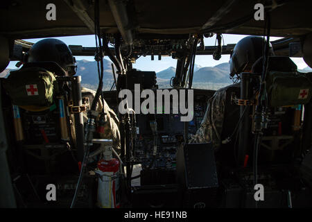 Alaska Army National Guard Chief Warrant Officer 4 Mark Ward, links, und Captain Zachary Ward, UH-60 Black Hawk Helikopter-Piloten, 1. Bataillon, 207. Aviation Regiment zugewiesen führen Flugbetrieb über gemeinsame Basis Elmendorf-Richardson, Alaska, 21. Oktober 2015. Die Flug Operationen Rettung hissen Training und eine Unfall-Evakuierung-Übung mit Soldaten, 1st Battalion (Airborne), 501. Infanterie-Regiment zugewiesen. Alejandro Pena) Stockfoto