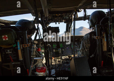 Alaska Army National Guard Chief Warrant Officer 4 Mark Ward, links, und Captain Zachary Ward, UH-60 Black Hawk Helikopter-Piloten, 1. Bataillon, 207. Aviation Regiment zugewiesen führen Flugbetrieb über gemeinsame Basis Elmendorf-Richardson, Alaska, 21. Oktober 2015. Die Flug Operationen Rettung hissen Training und eine Unfall-Evakuierung-Übung mit Soldaten, 1st Battalion (Airborne), 501. Infanterie-Regiment zugewiesen. Alejandro Pena) Stockfoto