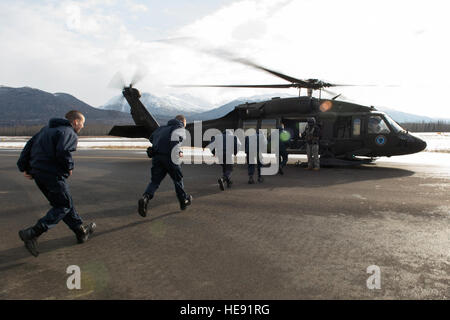 Alaska-Militär-Jugendakademie Kadetten an Bord einen Alaska Army National Guard UH-60 Black Hawk Hubschrauber, 1. Bataillon, 507. Aviation Regiment auf gemeinsamer Basis Elmendorf-Richardson, Alaska, 24. Februar 2015 zugewiesen. Der Alaska Army National Guard beteiligte sich an der AMYA Outreach-Programm der Kadetten zum militärischen Leben aussetzen. Alejandro Pena) Stockfoto