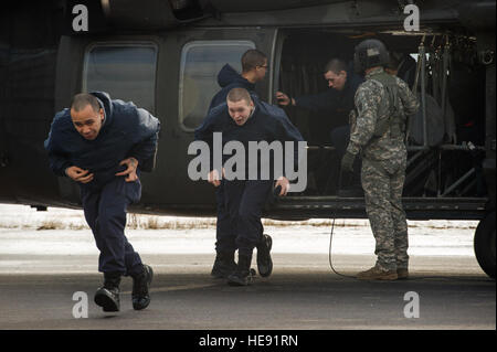 Alaska-Militär-Jugendakademie Kadetten beenden einen Alaska Army National Guard UH-60 Black Hawk Hubschrauber, 1. Bataillon, 507. Aviation Regiment auf gemeinsamer Basis Elmendorf-Richardson, Alaska, 24. Februar 2015 zugewiesen. Der Alaska Army National Guard beteiligte sich an der AMYA Outreach-Programm der Kadetten zum militärischen Leben aussetzen. Alejandro Pena) Stockfoto