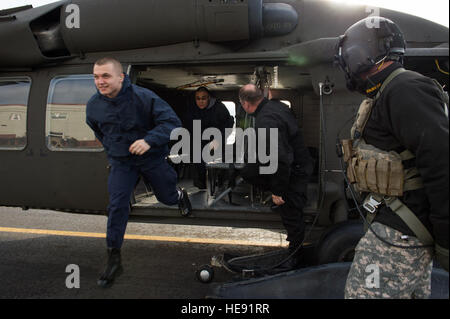 Alaska-Militär-Jugendakademie Kadetten beenden einen Alaska Army National Guard UH-60 Black Hawk Hubschrauber, 1. Bataillon, 507. Aviation Regiment auf gemeinsamer Basis Elmendorf-Richardson, Alaska, 24. Februar 2015 zugewiesen. Der Alaska Army National Guard beteiligte sich an der AMYA Outreach-Programm der Kadetten zum militärischen Leben aussetzen. Alejandro Pena) Stockfoto